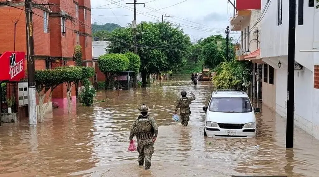 Imagen Rescatan a abuelitos atrapados por la inundación en Poza Rica 