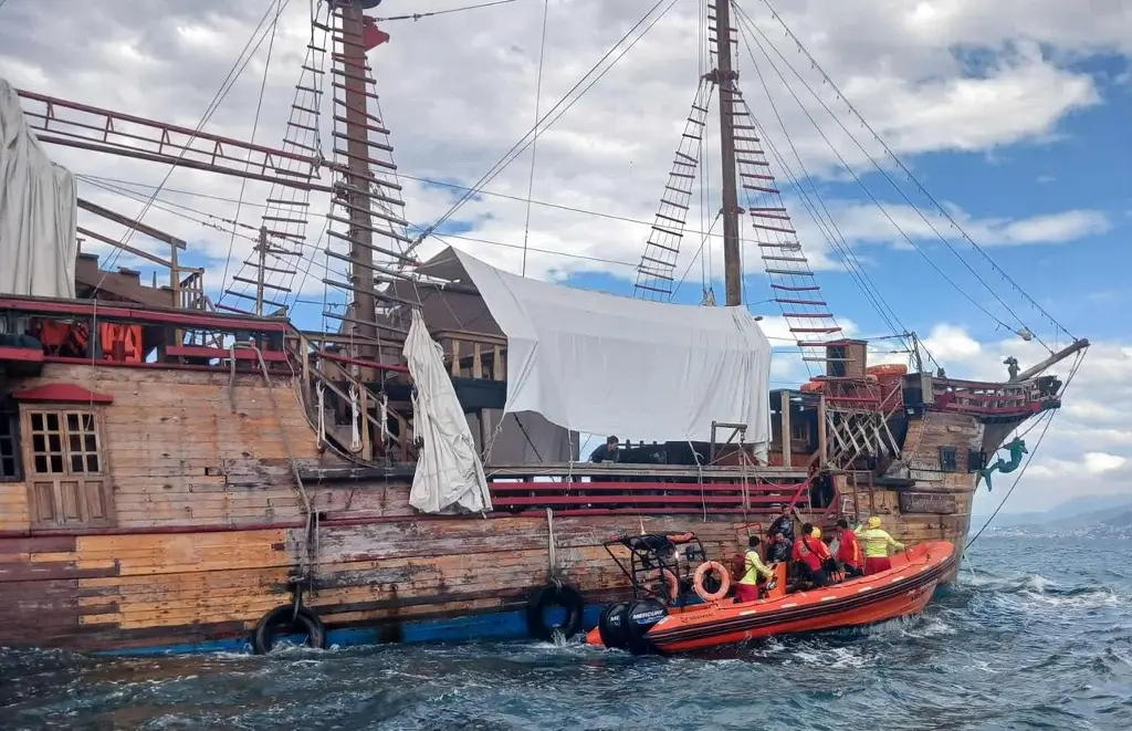 Imagen Se hunde en Puerto Vallarta 'La Marigalante', emblemática réplica de galeón español (+Video)