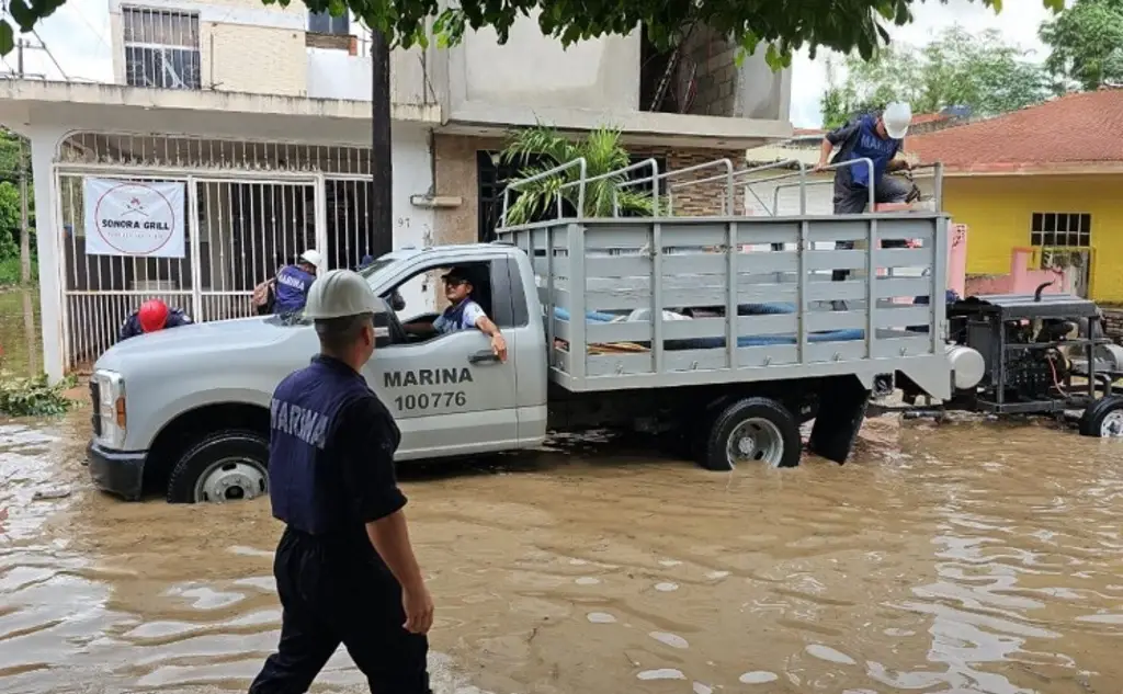 Imagen Instalan varios centros de acopios en el puerto de Veracruz para ayudar a damnificados