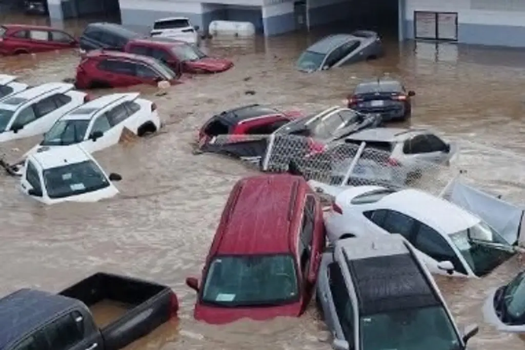 Imagen Así quedaron los carros de una agencia tras inundaciones en Poza Rica, Veracruz 