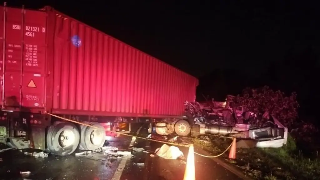 Imagen Fuerte choque causa cierre en esta carretera de Veracruz