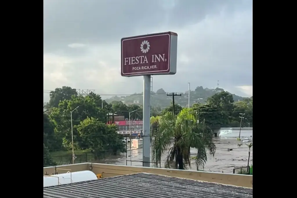 Imagen Inundación afectó a 137 huéspedes de este hotel en Poza Rica (+Videos)