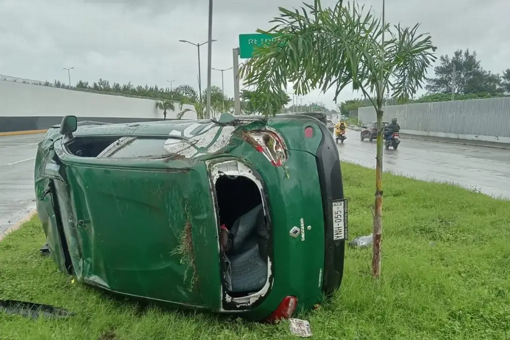 Imagen Queda llantas arriba en Veracruz 