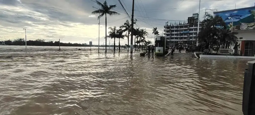 Imagen Corriente se lleva restaurante en malecón de Tuxpan, Veracruz