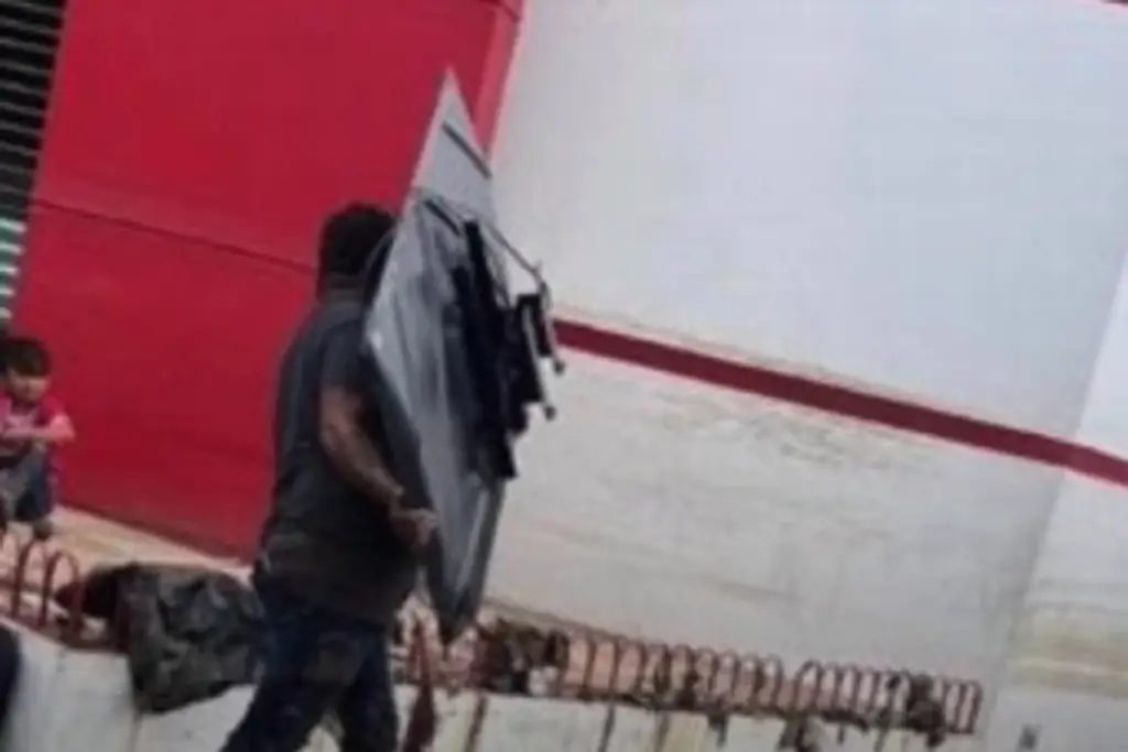 Imagen Caos y rapiña en Poza Rica tras inundación, reportan