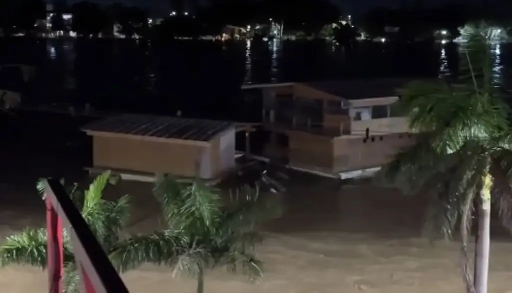 Imagen Captan en video momento en que río se lleva emblemático restaurante flotante (Video)