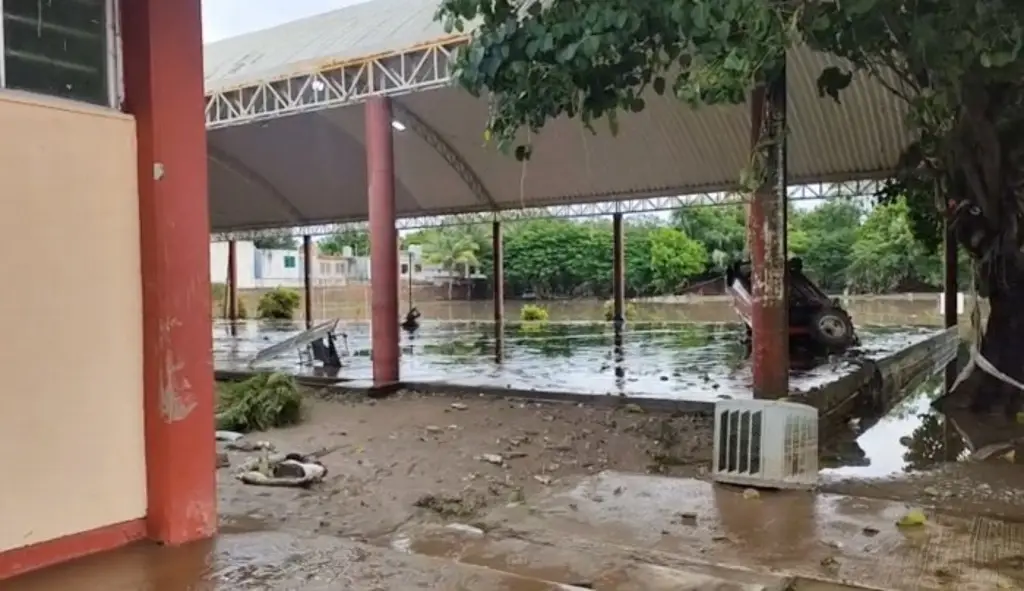 Imagen Autos arrastrados por el río Cazones destruyen secundaria en Poza Rica, Veracruz