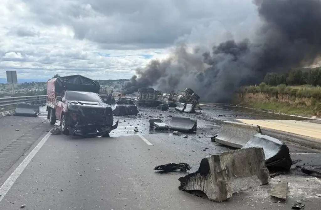Imagen Reportan tres heridos por explosión de pipa en la México-Puebla; continúa cierre vial