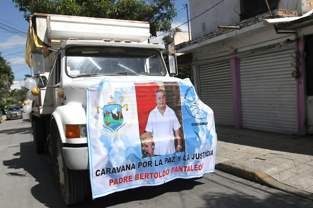 Imagen En caravana, exigen 'paz y justicia' tras el asesinato de un sacerdote en Guerrero