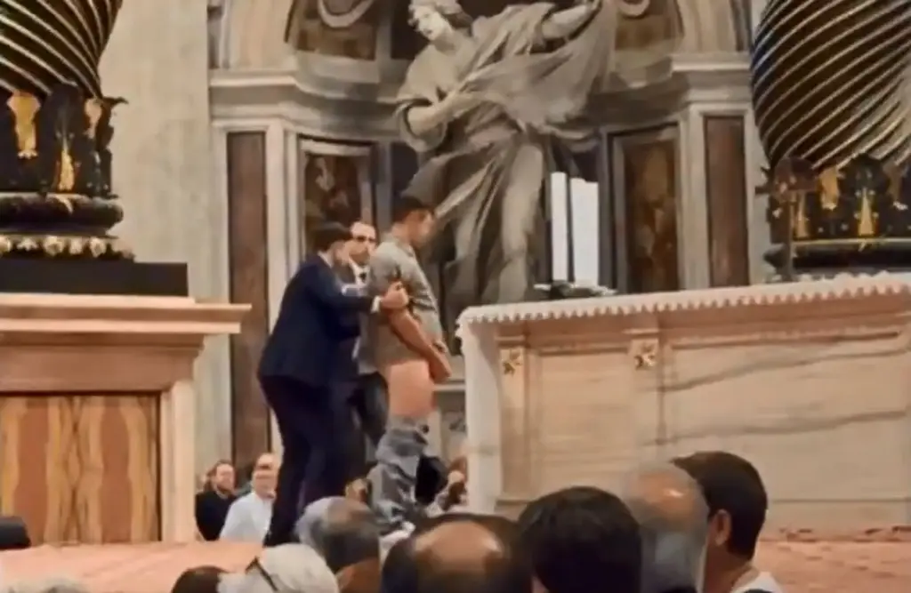Imagen Hombre sube a un altar en el Vaticano y hace sus necesidades frente a los fieles (+Video)
