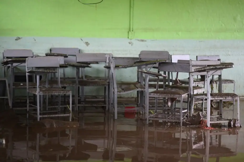 Imagen Docentes piden evacuación aérea; permanecen varados tras lluvias en el norte de Veracruz