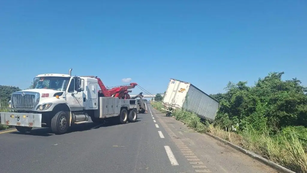 Imagen Hay cierre total en autopista de Veracruz; este es el motivo 