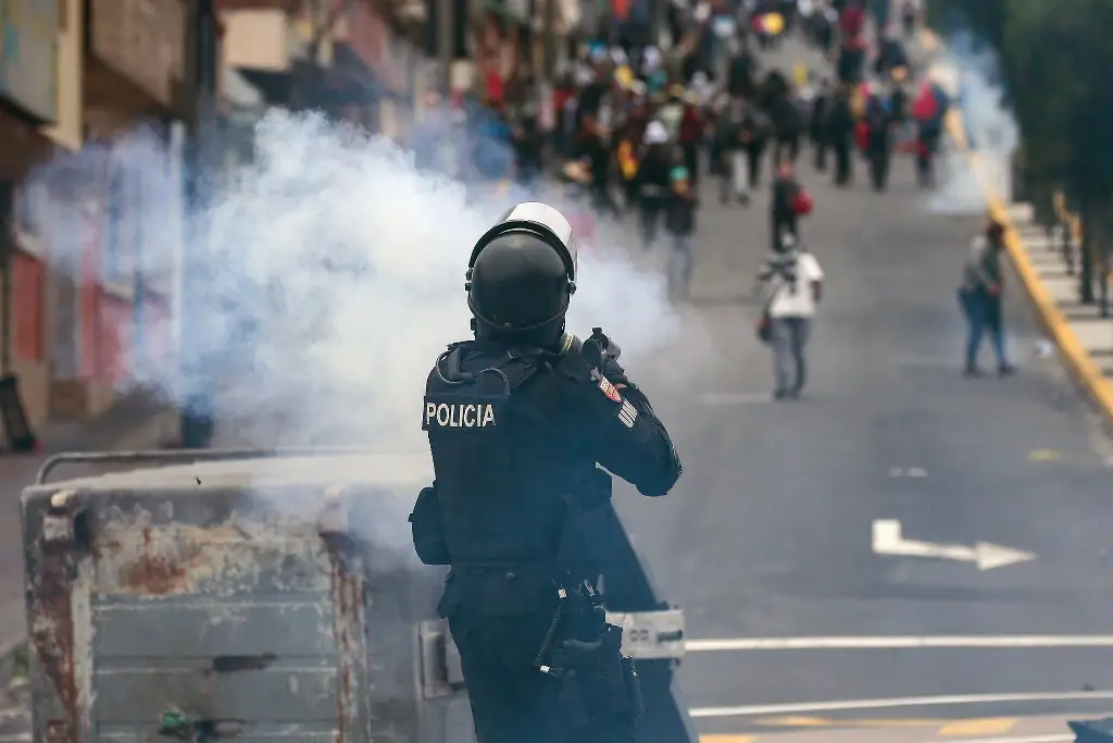 Imagen Con gas lacrimógeno, policía de Ecuador disuelve marcha por el 12 de octubre contra Noboa