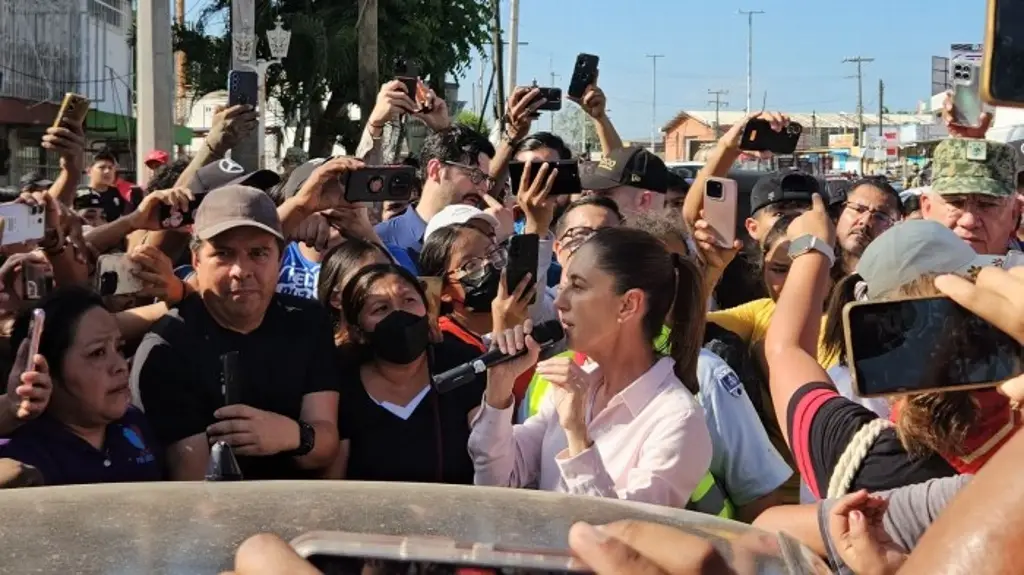 Imagen Entre reclamos de la ciudadanía, Sheinbaum evalúa daños en Poza Rica, Veracruz