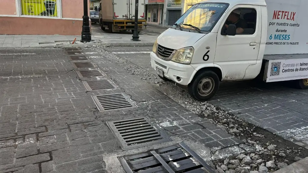 Imagen Zanjas en centro de Veracruz dificultan la circulación