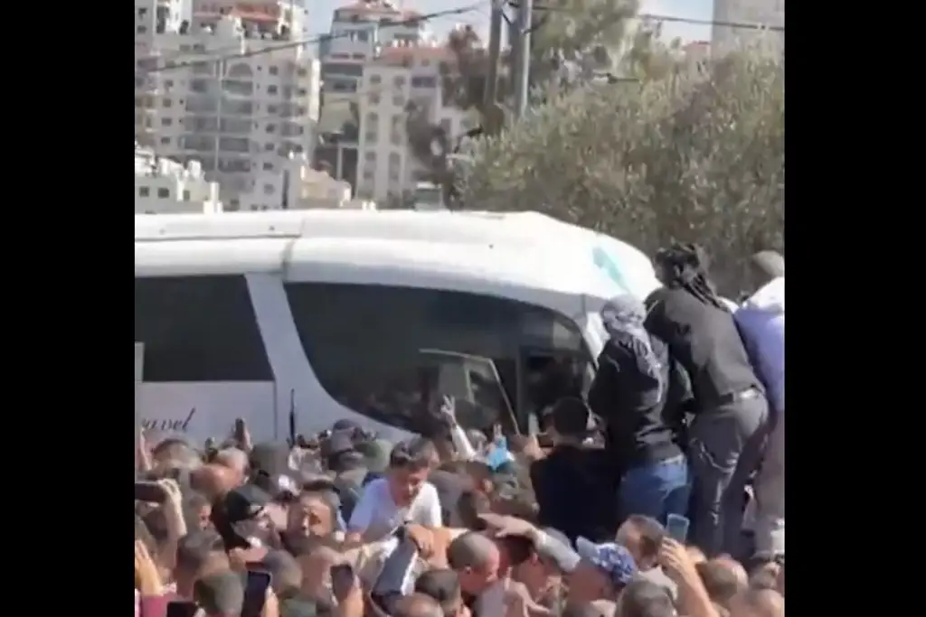Imagen Hamas concluye liberación de 20 rehenes. Así llegaron a territorio israelí (+Video)
