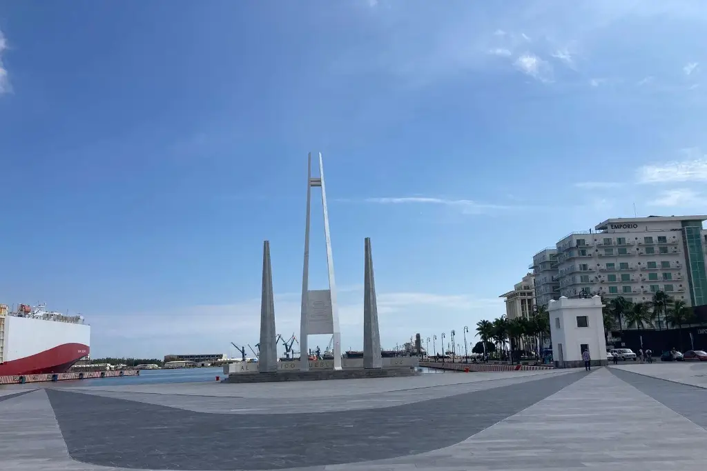 Exhiben error en letras de Plaza Heroísmo Veracruzano, este fue
