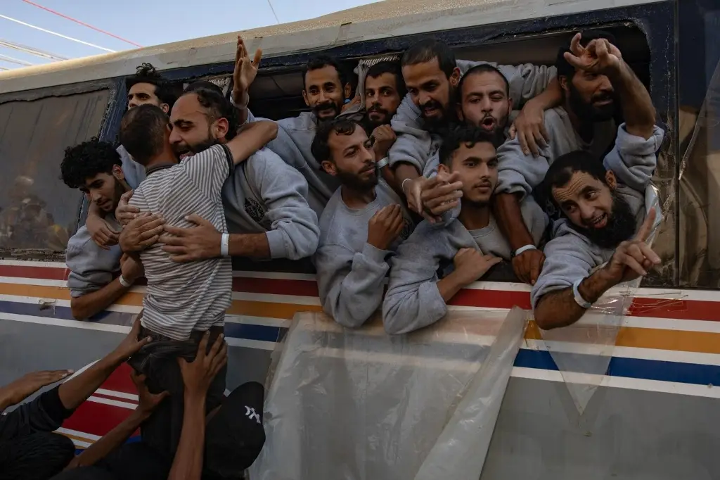 Imagen Llegan a Gaza palestinos liberados en intercambio de prisioneros, tras acuerdo de paz