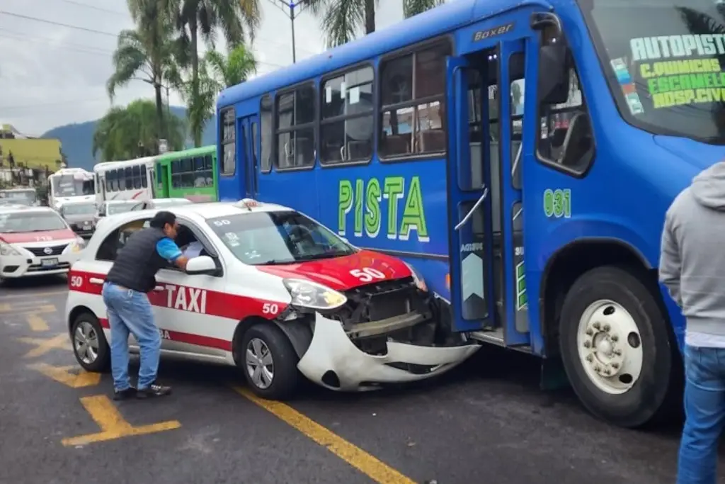 Imagen Chocan urbano y taxi en pleno centro de Orizaba