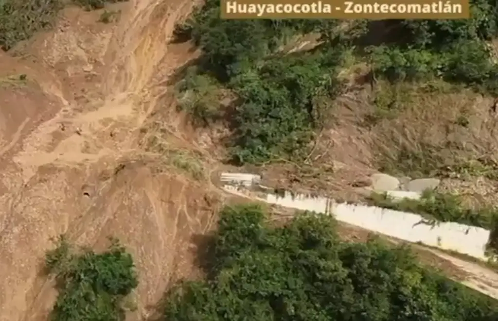Imagen Derrumbe de 1 kilómetro deja incomunicado a Ilamatlán; caen puentes en Ixhuatlán