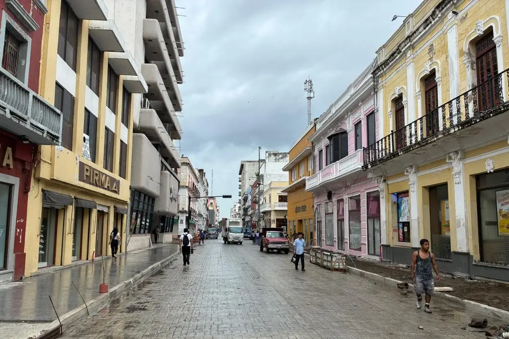 Imagen Estos son los daños que han sufrido comercios del centro de Veracruz por apagones; 'cables nadan en aguas negras'