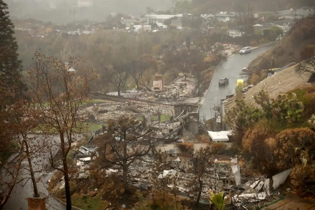 Imagen Desalojan 'zona de millonarios' de Los Ángeles, por posibles inundaciones y deslaves