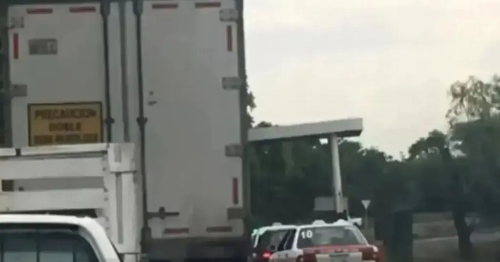 Imagen Hay cierre de circulación en ambos sentidos en autopista de Veracruz; es por esto 