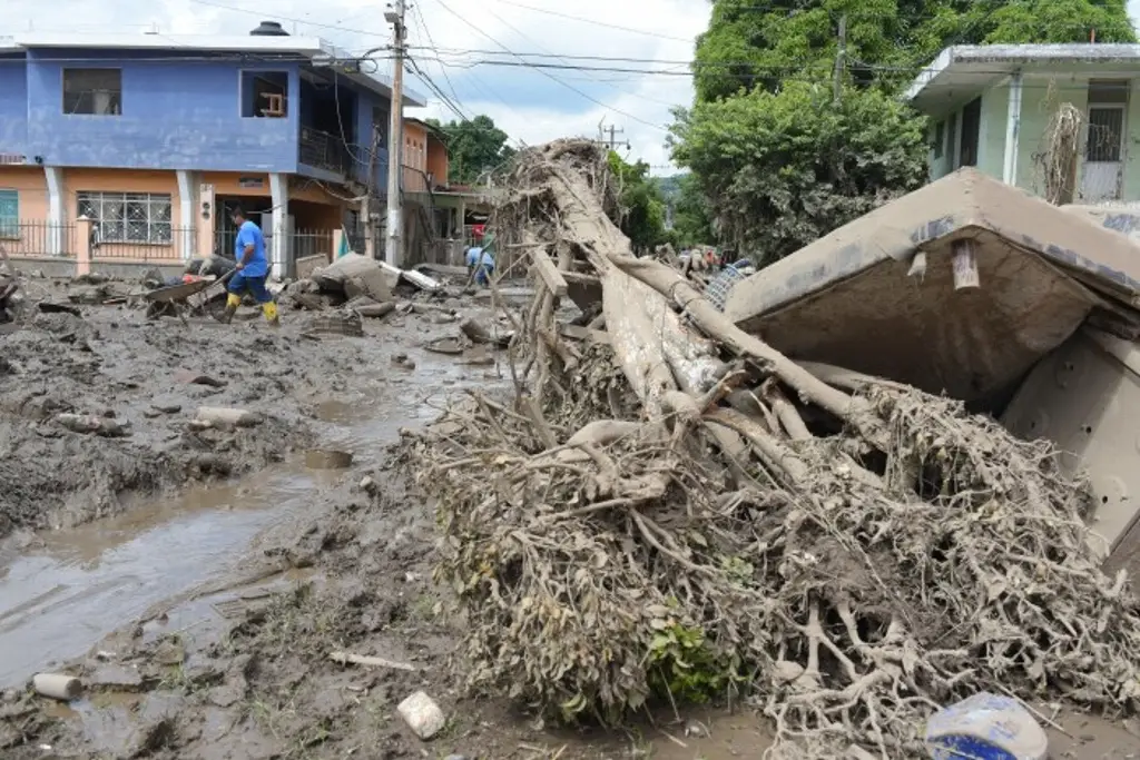 Entre lodo y solidaridad; así se levantan vecinos tras histórica inundación en Poza Rica, Veracruz