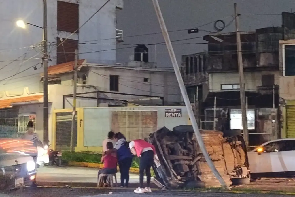 Imagen Se registra aparatosa volcadura en avenida de Veracruz