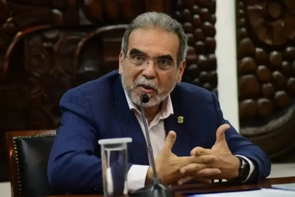 Imagen Son 5 los amparos contra prórroga de rector de la UV, ¿Cuándo se resolverían?