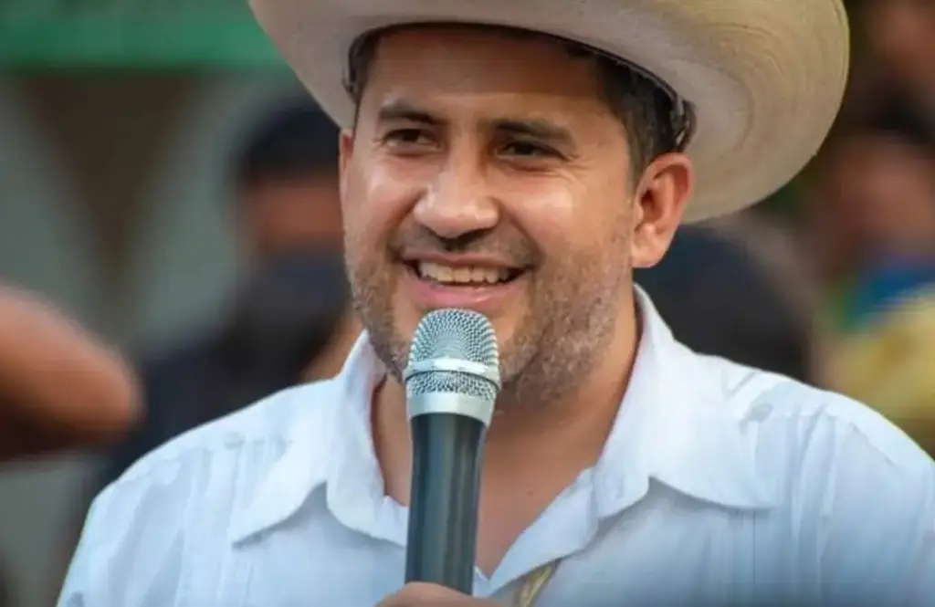 Imagen Alcalde de Uruapan, Michoacán llama 'alcahuetes' a papás, ¿Por qué se los dijo?