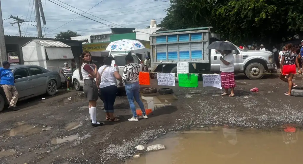 Imagen Ciudadanos bloquearon la vialidad en colonia de Veracruz 
