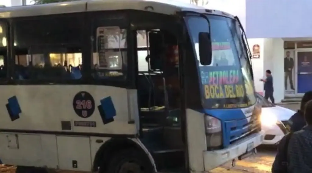 Imagen Camión urbano atropella y pasa llanta por encima a mujer en Veracruz; esto se sabe 