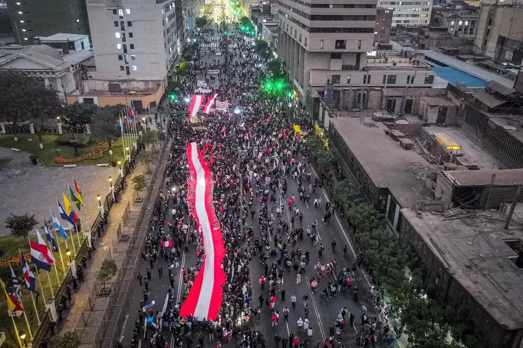 Imagen Estallan protestas masivas contra el gobierno de Perú