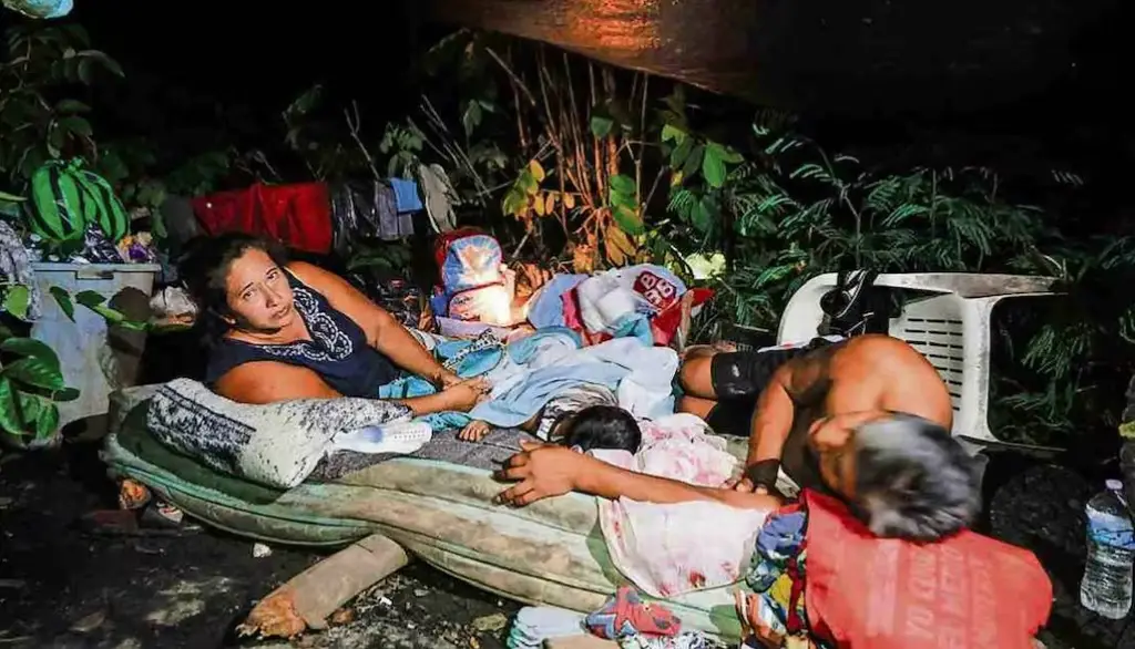 Imagen Lo único que alcanzaron a sacar de su hogar fue el colchón. Así duermen tras inundaciones