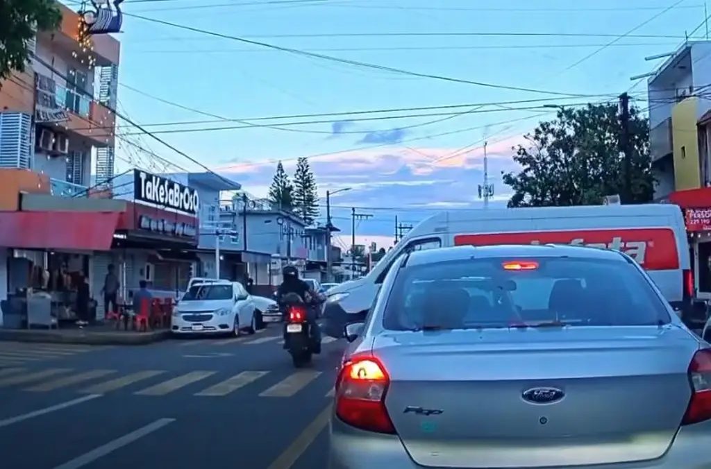 Imagen Captan con 'dashcam' choque entre moto y camioneta de paquetería en Boca del Río