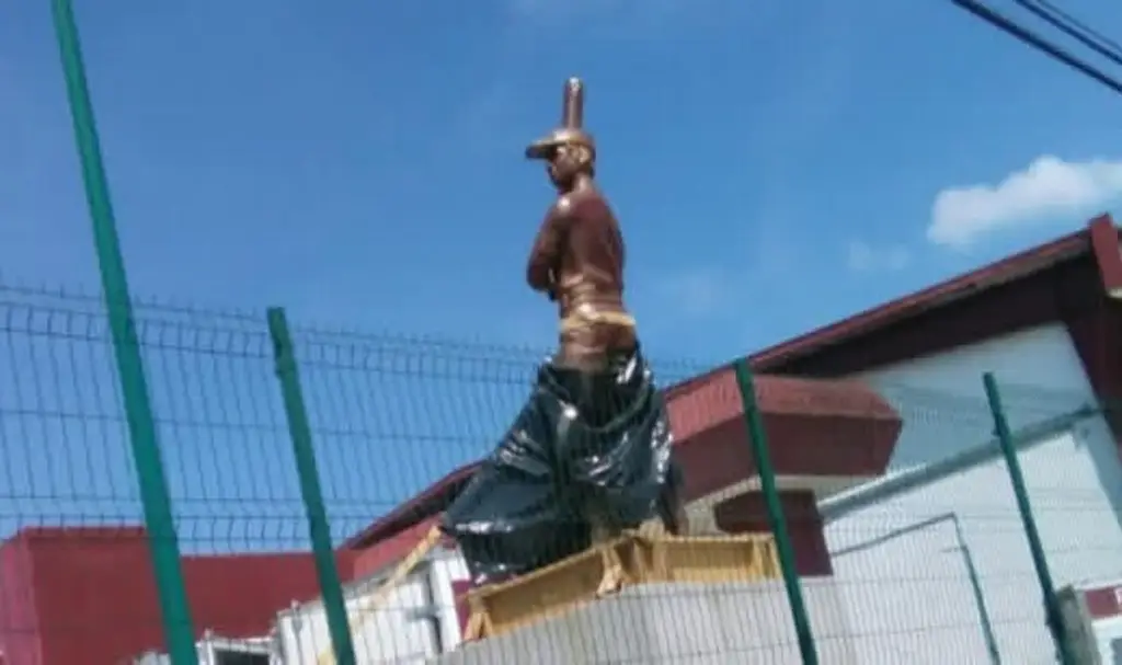 Imagen Reclaman a alcalde de Poza Rica por colocar estatua en gimnasio en medio de emergencia
