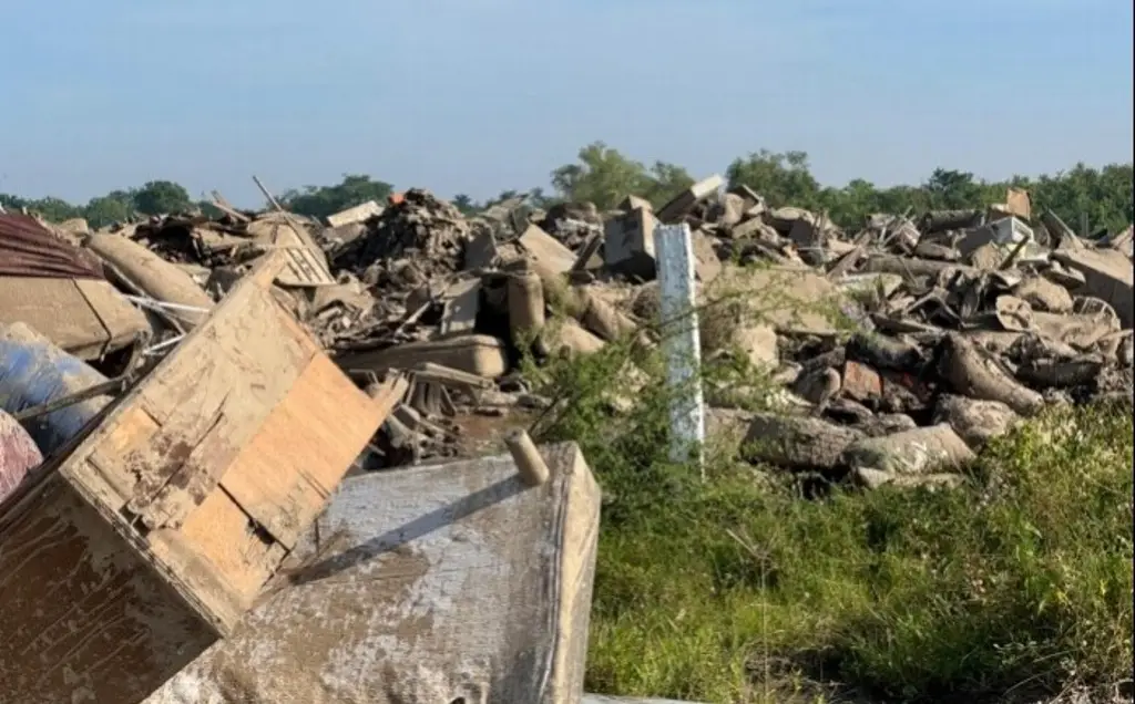 Vecinos de Coatzintla rechazan depósito de desechos de la inundación de Poza Rica