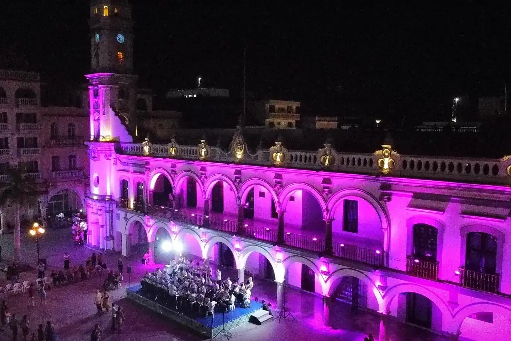 Imagen Iluminan de rosa palacio municipal de Veracruz