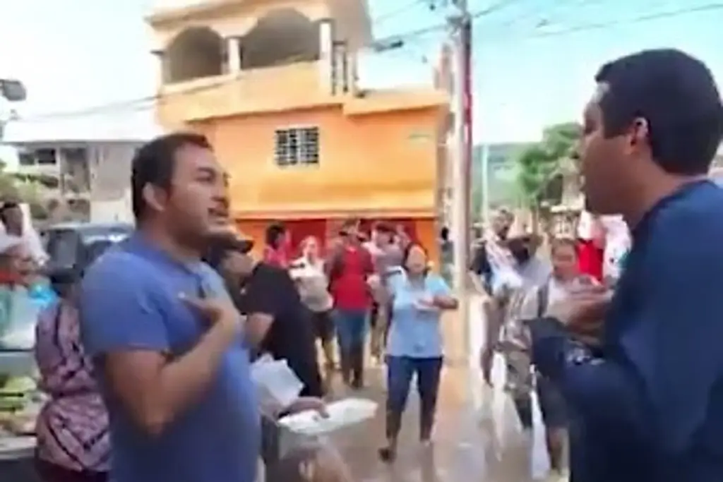 Imagen Director de Protección Civil de Poza Rica acude a visitar a afectados y esto le hace un habitante (+Video)
