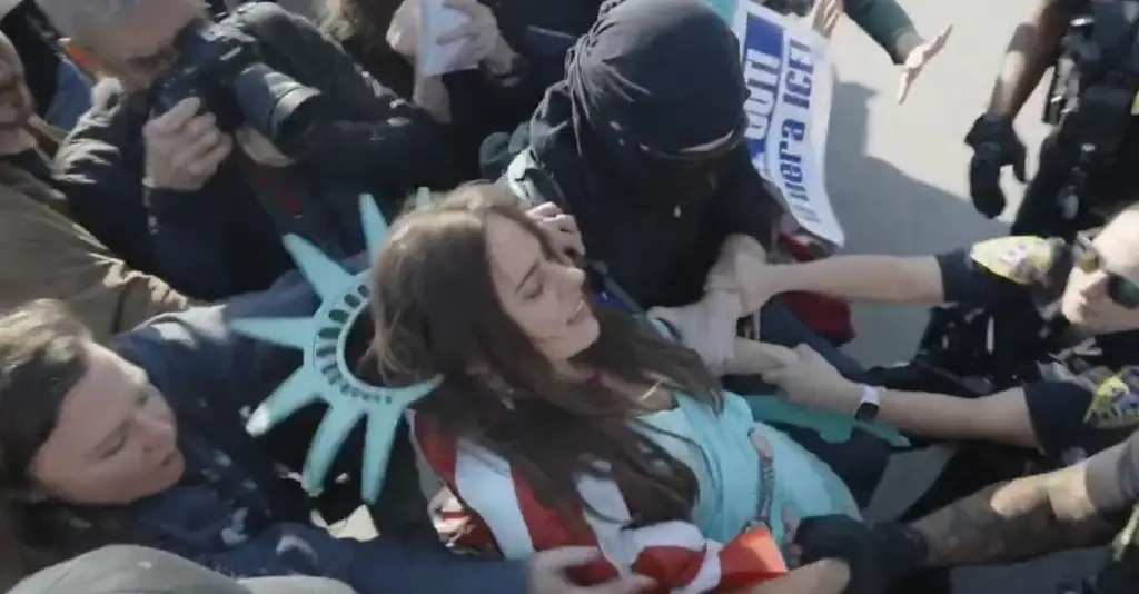 Imagen Protestan frente a instalaciones del ICE en Broadview, Illinois. Acusan vi0lencia (+Video)