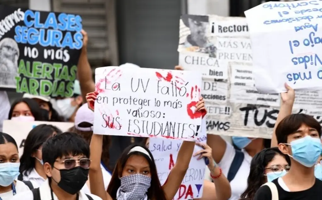 Imagen Estudiantes de la UV protestan en Xalapa tras inundación al norte de Veracruz
