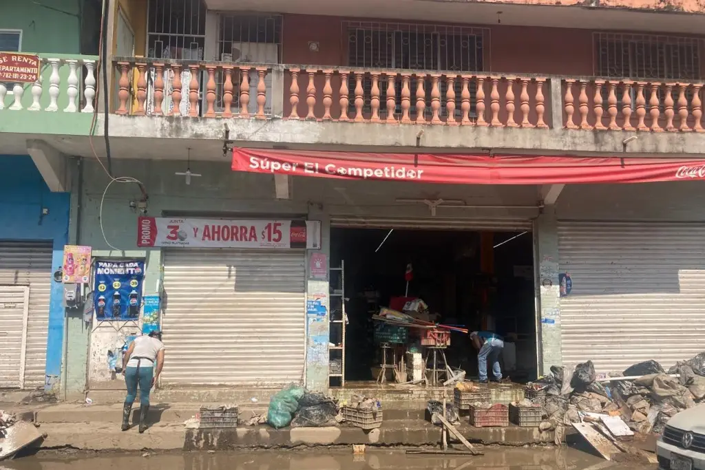 Imagen Comerciantes continúan limpieza de sus locales en Poza Rica; lo perdieron todo