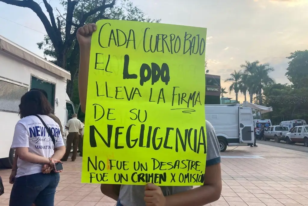 Imagen Ciudadanos se manifiestan frente al Palacio Municipal de Poza Rica; esto acusan