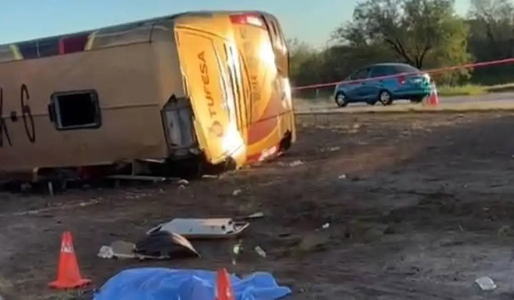 Imagen Deja 7 muertos volcadura de autobús de pasajeros en carretera de Sonora