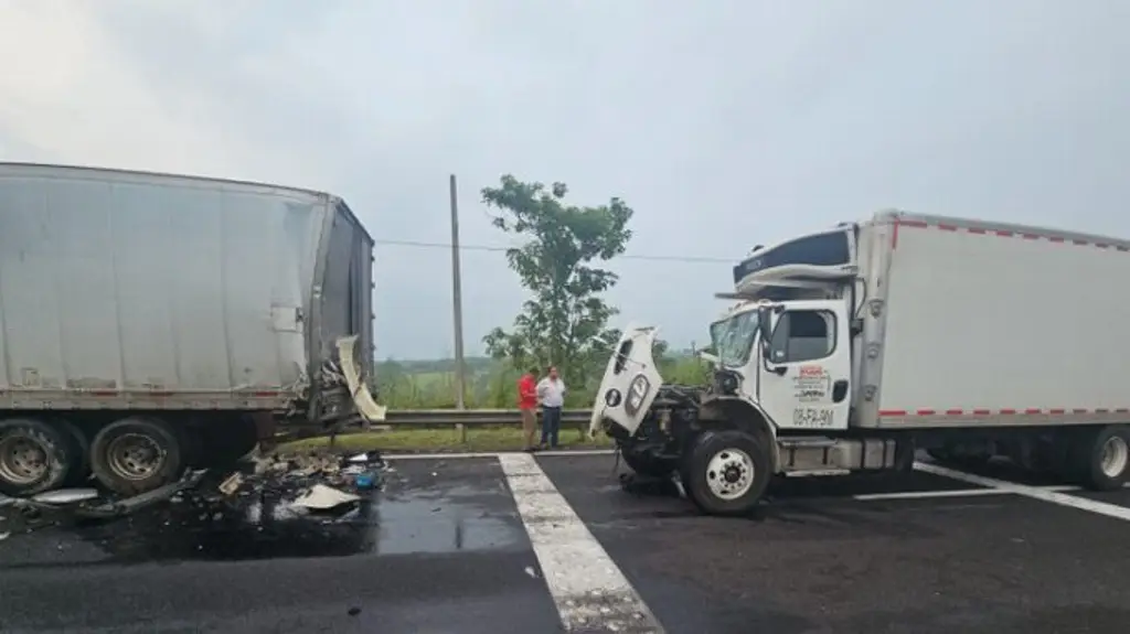 Imagen Cierre parcial de circulación por accidente en la Coatzacoalcos-Villahermosa ¿A qué altura?