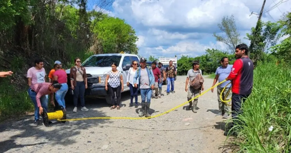 Imagen Cierran accesos en Coatzintla para impedir depósito de basura generada por inundación de Poza Rica