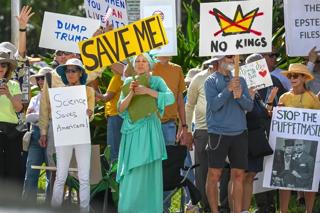Imagen Millones de personas en todo EU protestan contra Trump: 'No queremos Reyes'