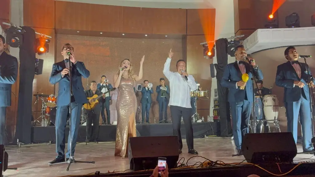 Imagen Carlos Cuevas y La Sonora Santanera con María Fernanda forman tremenda fiesta en Veracruz 