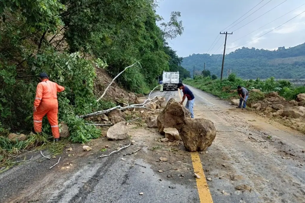 Imagen Restablecen comunicación terrestre en 8 municipios afectados por las lluvias en Veracruz